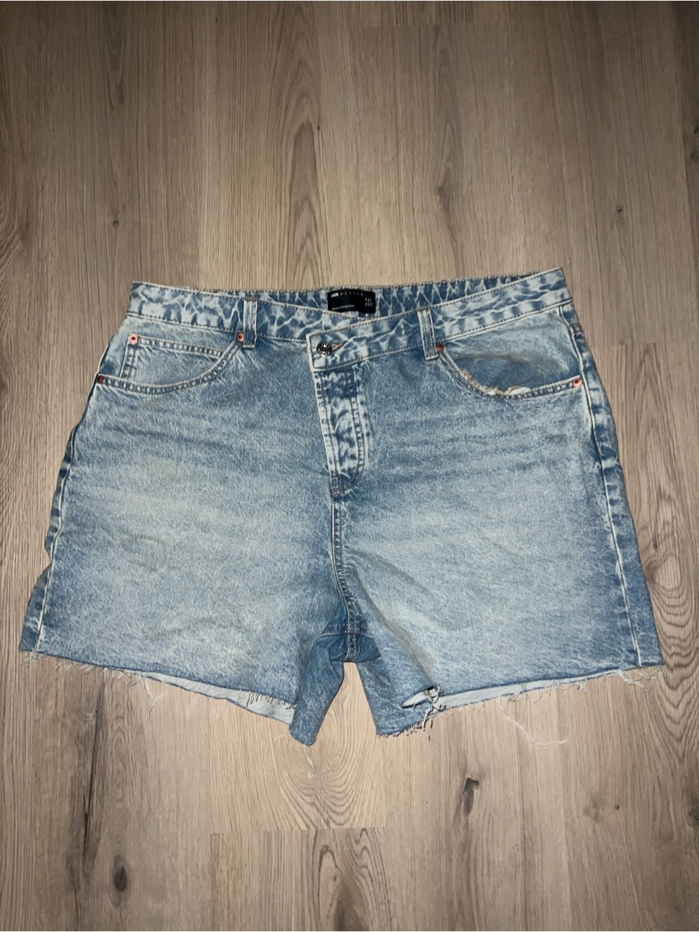 ASOS DESIGN Cross-Front Denim Dad Shorts – Size 14 (Mid Wash)